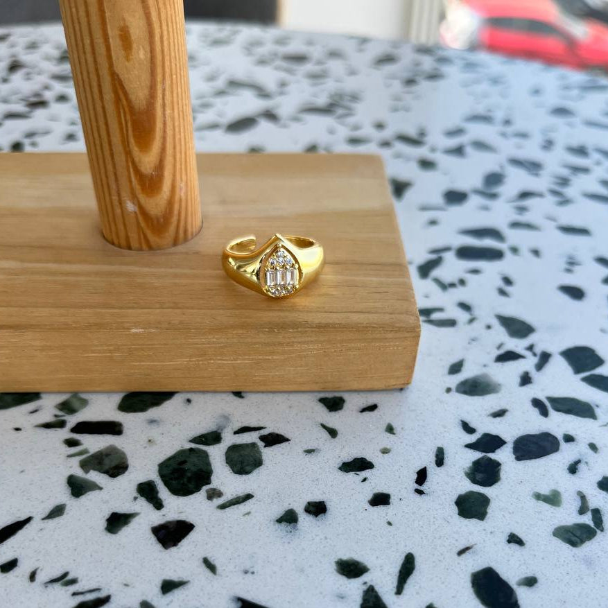 Victoria Pinky Ring