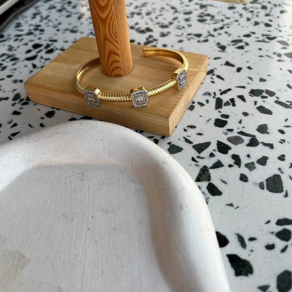 Annalisa Bangle