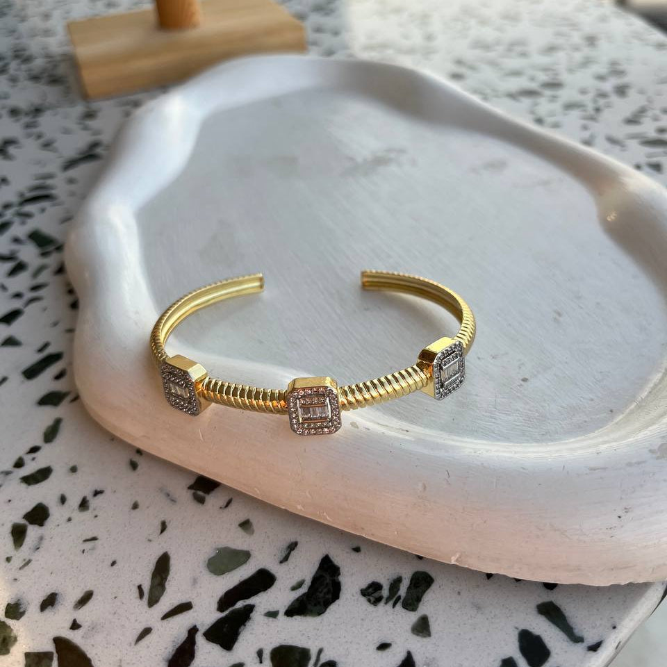 Annalisa Bangle